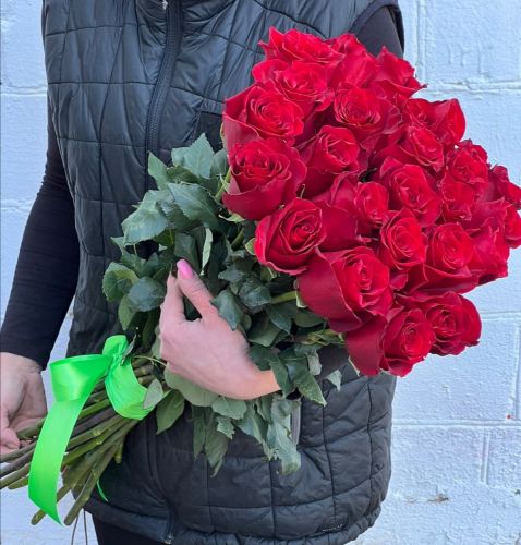 "Севилья"- букет из красных роз с доставкой по городу по Александров-Гаю